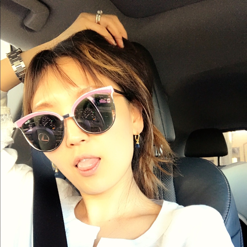 Quay pink frame mirror lens sunglasses